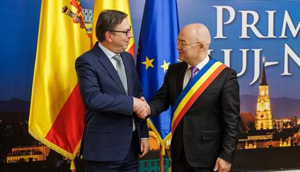 El Embajador inaugura el Festival de Teatro Escolar en Cluj-Napoca y mantiene una reunión con el alcalde de la ciudad, Emil Boc