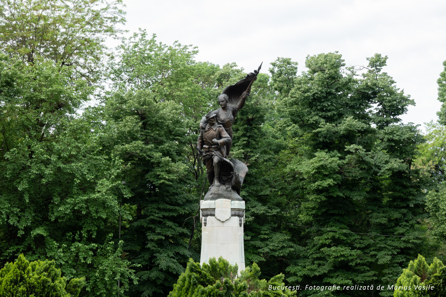 bucuresti statuie.jpg