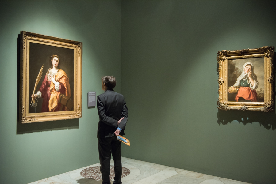 20150303 - Visitante contempla una obra expuesta.jpg