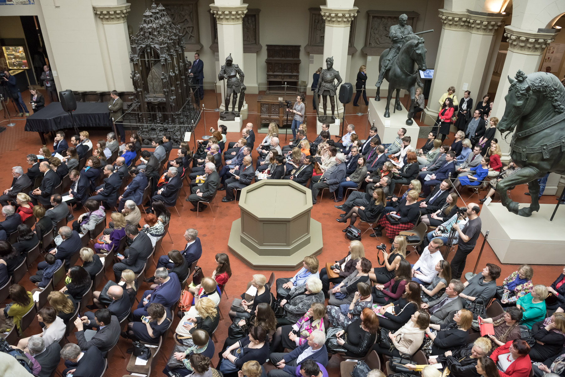 20150427 - Público Inauguración Año Dual.jpg