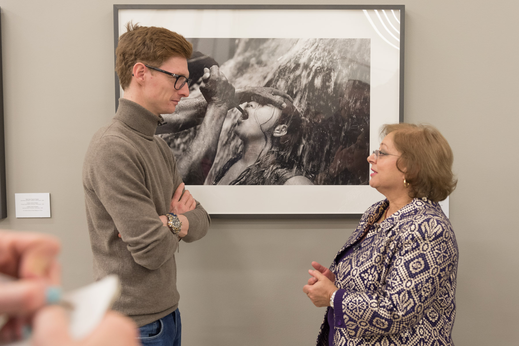 20160216 - 4 Fotógrafa conversa con asistente.jpg