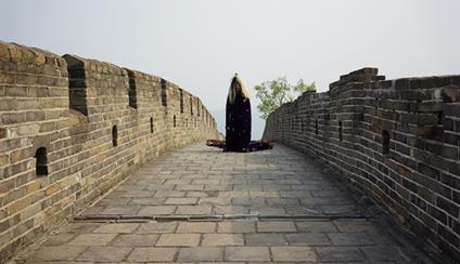 Clausura de la Exposición “Chamanes” y proyección de la performance conjunta de Nacho Zubelzu y Cang Xin “Piedra, papel y tijera”. 