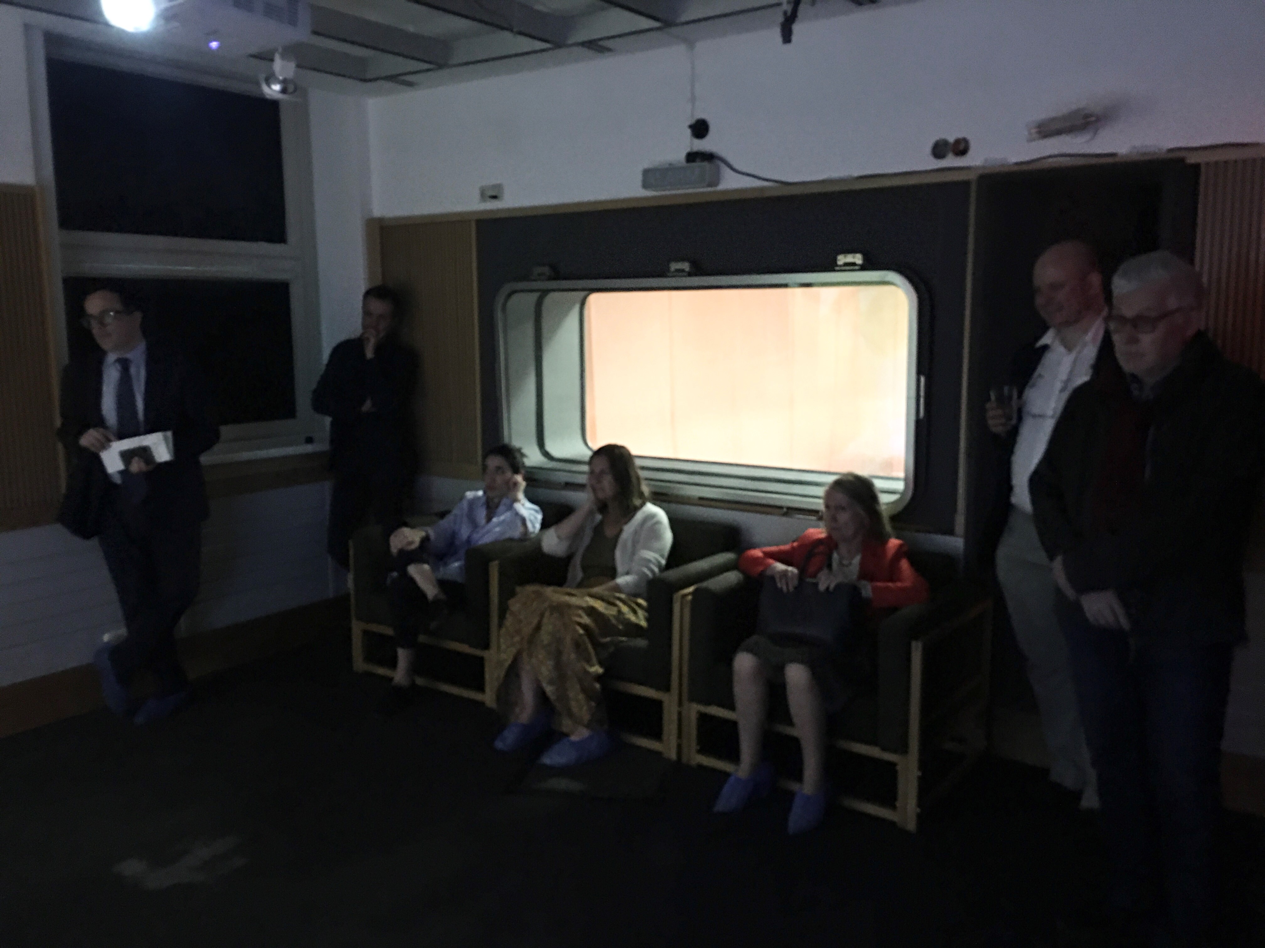 Embajadora viendo videocreacion.jpg