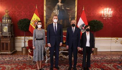 Sus Majestades los Reyes y el Presidente Federal de la República de Austria y la Primera Dama en la Sala María Teresa